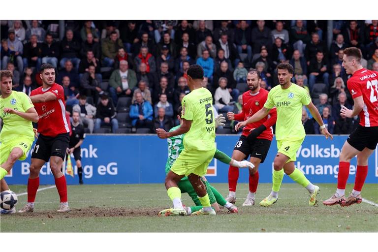 Loris Maier (re.) erzielte gegen seinen Ex-Club Kickers zwei Tore für Großaspach.