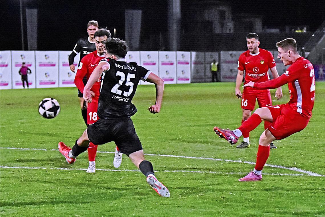 Loris Maier (rechts) trifft zum 2:0 für SG Sonnenhof Großaspach, am Ende gewinnt sein Team mit 2:1. Foto: Tobias Sellmaier