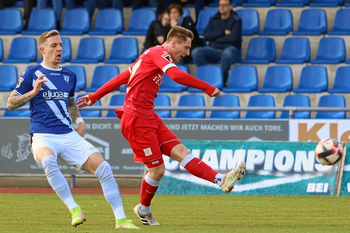 Loris Maier (rotes Trikot) hat die Fußballer der TSG Backnang in Freiberg in der 73. Minute mit 1:0 in Führung geschossen. Foto: A. Hornauer