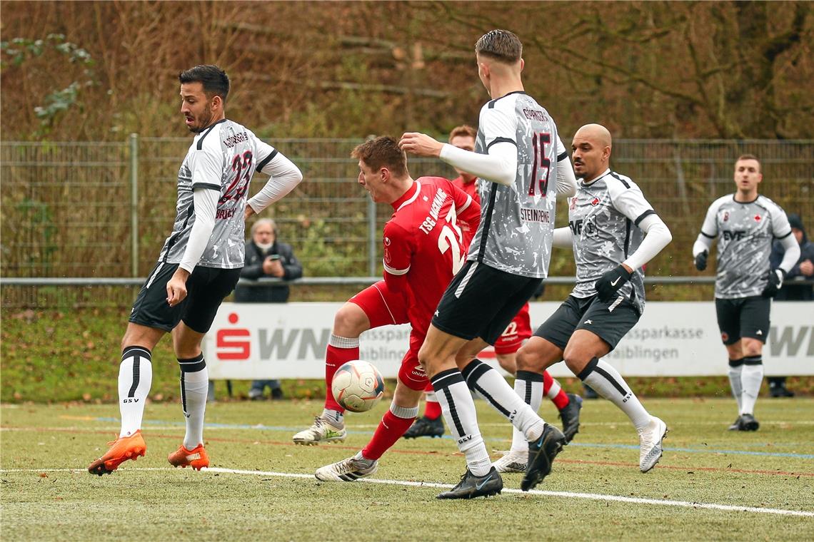 Loris Maier und die TSG rutschten im letzten Vorrundenspiel aus. 1:2 verlor Backnang zu Hause das Verfolgerduell gegen Göppingen. Foto: A. Becher