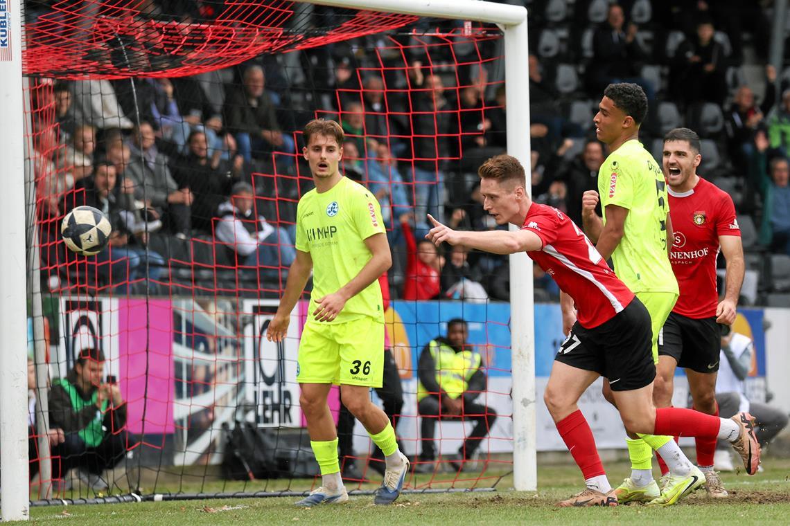 Loris Maier (Zweiter von links) bejubelt seinen Treffer zum 2:1. Später erzielt er noch das Tor zum 3:1-Endstand. Foto: Alexander Becher