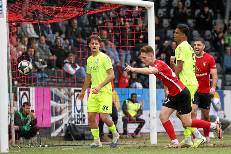 Loris Maier (Zweiter von links) bejubelt seinen Treffer zum 2:1. Später erzielt er noch das Tor zum 3:1-Endstand. Foto: Alexander Becher