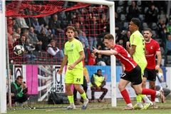 Loris Maier (Zweiter von links) bejubelt seinen Treffer zum 2:1. Später erzielt er noch das Tor zum 3:1-Endstand. Foto: Alexander Becher