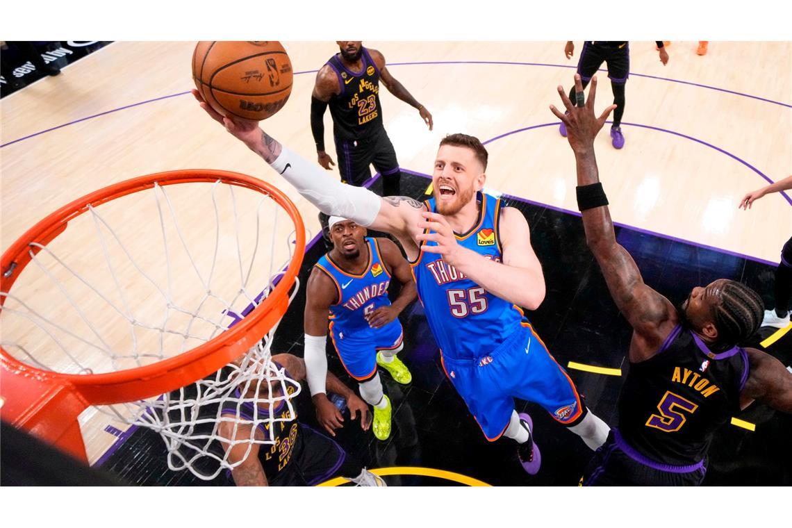 Los Angeles: Kampf unter dem Korb in NBA-Play-offs -  Hartenstein von Oklahoma City Thunder sucht den Abschluss.