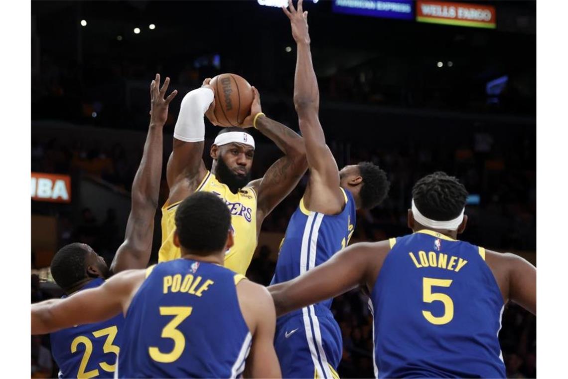 Los Angeles Lakers-Forward LeBron James (oben,l) versucht gegen die Golden State Warriors zu passen. Foto: Ringo H.W. Chiu/FR170512 AP/dpa