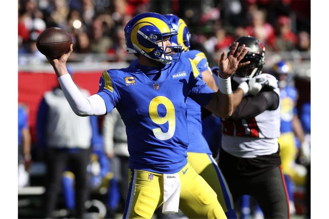 NFL-Superstar Brady raus aus den Playoffs: War's das, Tom? Los Angeles Rams-Quarterback Matthew Stafford macht sich bereit zum Wurf. Foto: Mark Lomoglio/FR171610 AP/dpa