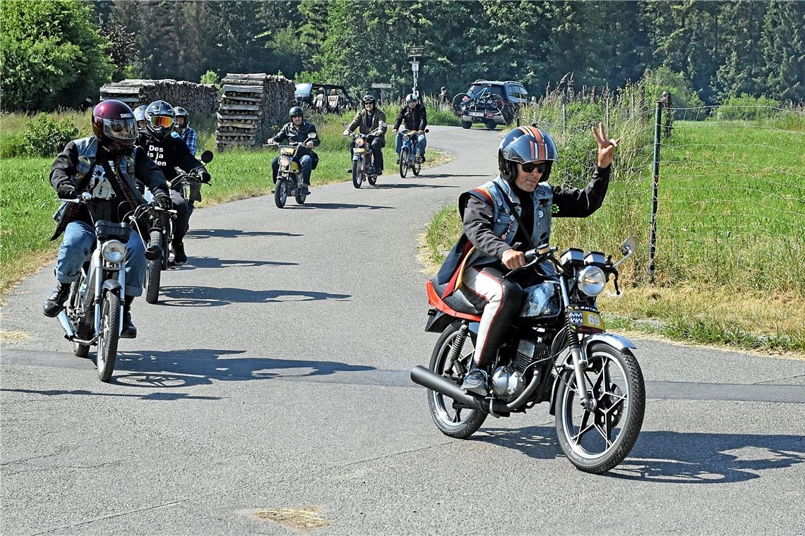 Mopedfahrt des Vereins Munero im Mainhardter Wald Los gehts auf den Rundkurs. Aber immer schön gemütlich. Fotos: Tobias Sellmaier