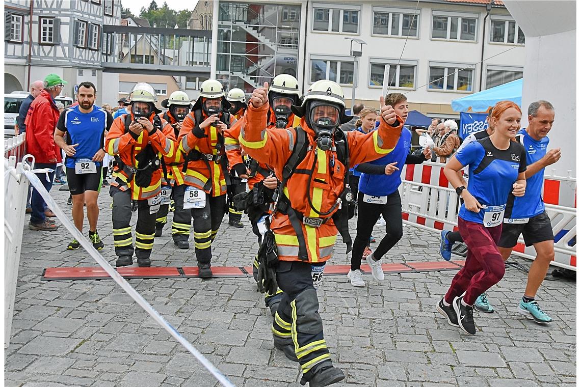 Los gehts. Die Feuerwehr in voller Montur. 