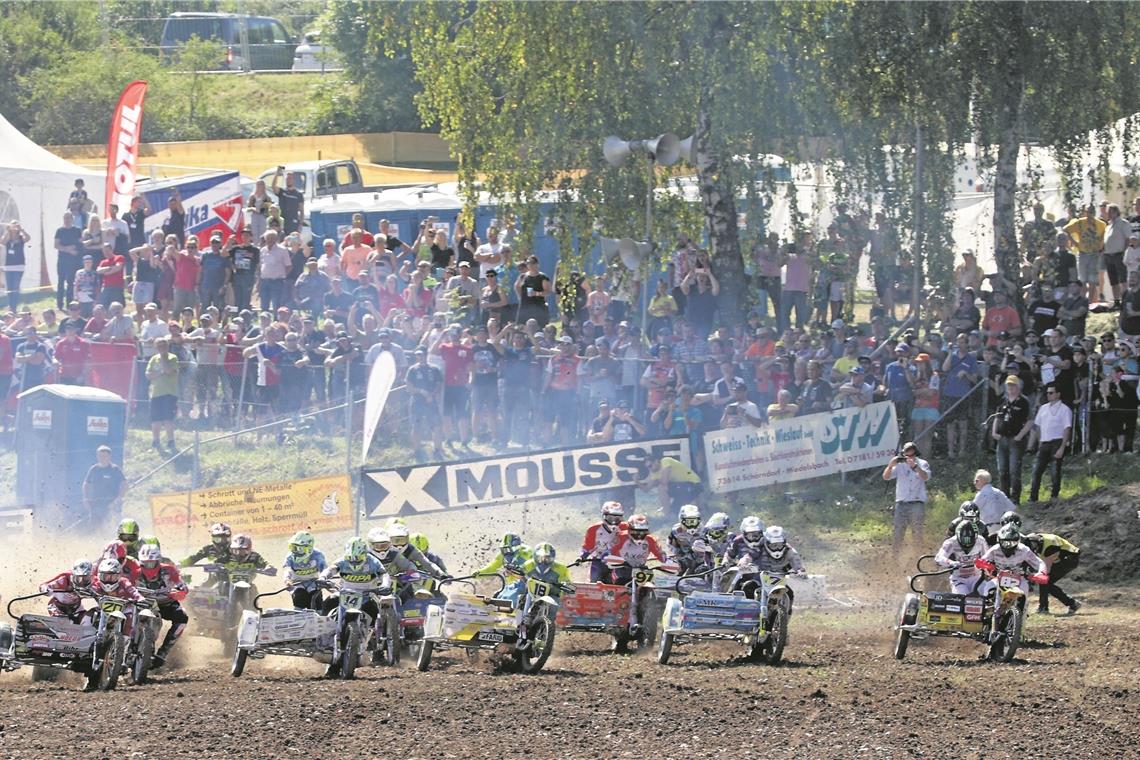 Los geht’s: Die Seitenwagengespanne starten zu ihrem ersten WM-Wertungslauf auf der Strecke beim Rettichkreisel und werden von Tausenden Zuschauern beobachtet. Fotos: R. Steinemann