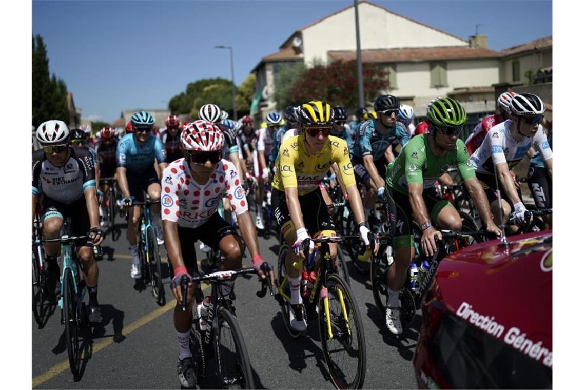Van Aert gewinnt Ventoux-Etappe der Tour de France Los geht's: Die Träger vor dem Start der 11. Etappe in Sorgues. Foto: Daniel Cole/AP/dpa