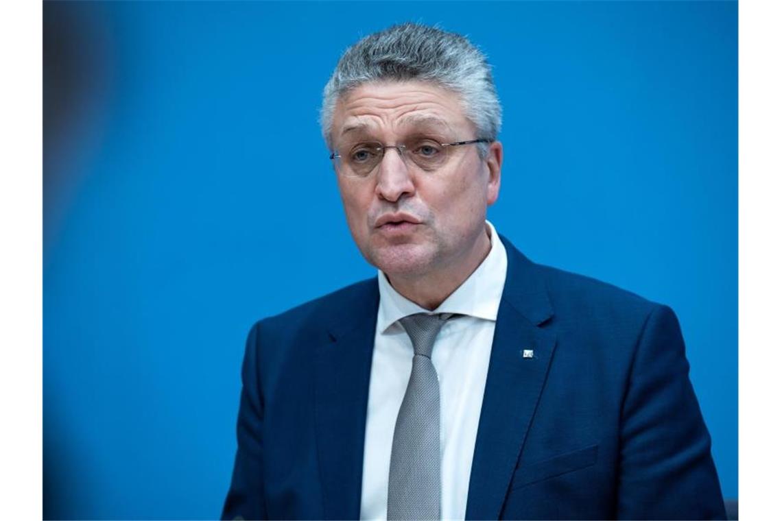Inzidenz sinkt weiter auf 289,0 - Sorge vor Omikron Lothar H. Wieler, Präsident des Robert Koch-Instituts (RKI), äußert sich in der Bundespressekonferenz. Foto: Bernd von Jutrczenka/dpa
