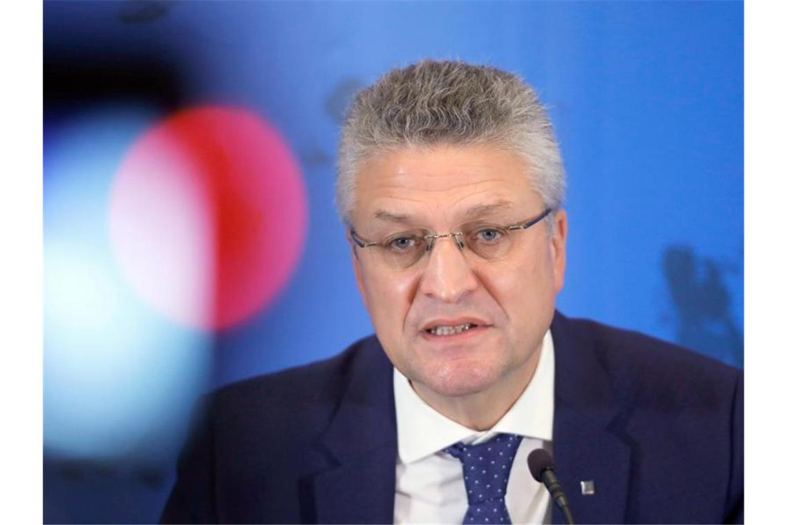 RKI-Chef: Großteil der Ansteckungen im privaten Bereich Lothar Wieler, Leiter des deutschen Robert-Koch-Instituts (RKI), bei einer Pressekonferenz zur Corona-Lage. Foto: Markus Schreiber/AP-Pool/dpa