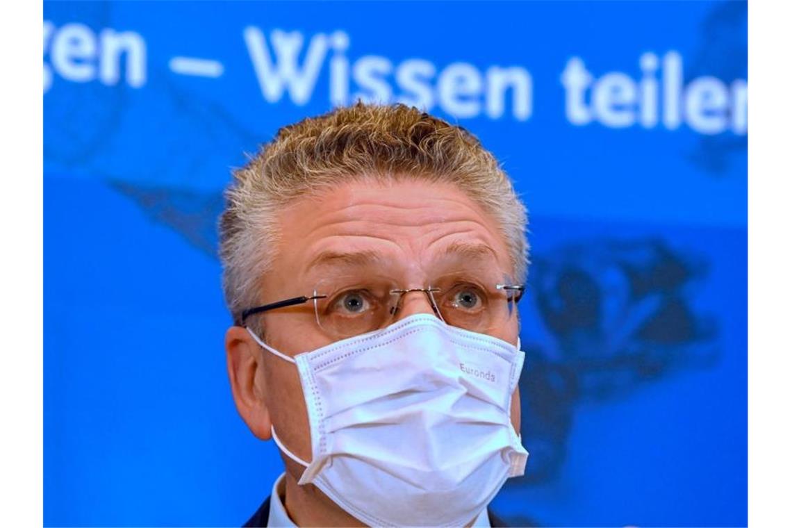 Lothar Wieler, Präsident des Robert Koch-Instituts (RKI), äußert sich auf einer Pressekonferenz zur aktuellen Covid-19-Lage in Deutschland. Foto: Tobias Schwarz/AFP POOL/dpa