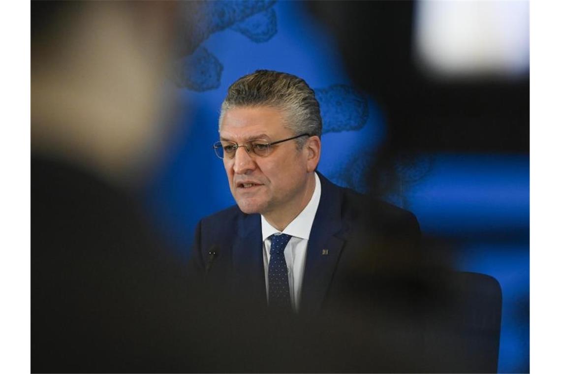 Lothar Wieler, Präsident des Robert Koch-Instituts (RKI), gibt eine Pressekonferenz zur aktuellen Entwicklung bei den Corona-Zahlen. Foto: John Macdougall/AFP-POOL/dpa