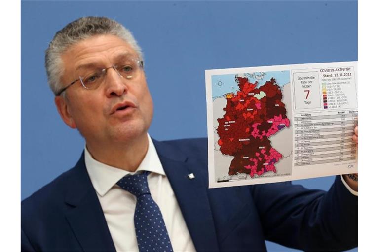 Lothar Wieler, RKI-Präsident, stellt vor der Bundespressekonferenz eine Grafik mit den neuesten Corona-Zahlen vor. Foto: Wolfgang Kumm/dpa