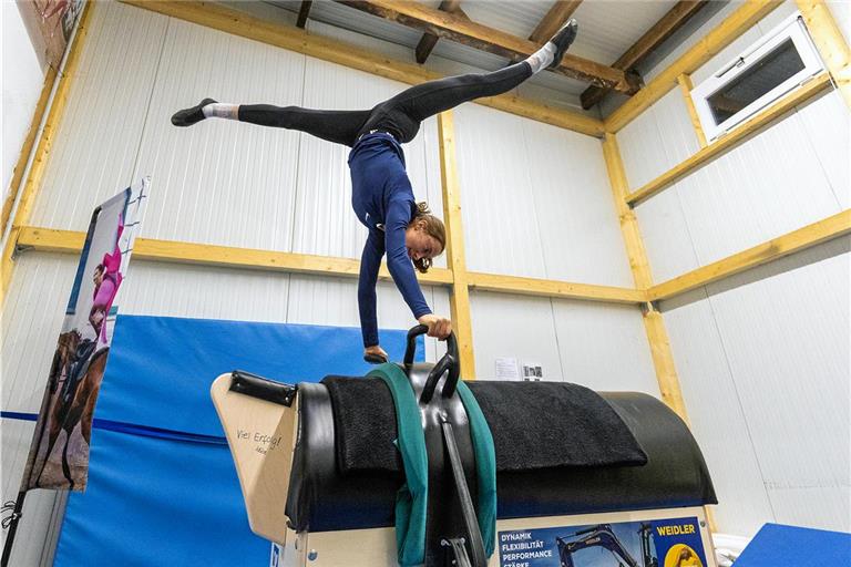 Lotta Seibold und ihre Mitvoltigiererinnen trainieren ihre Kunststücke erst auf dem elektrisch betriebenen Holzpferd, bevor es auf den echten Pferderücken geht.