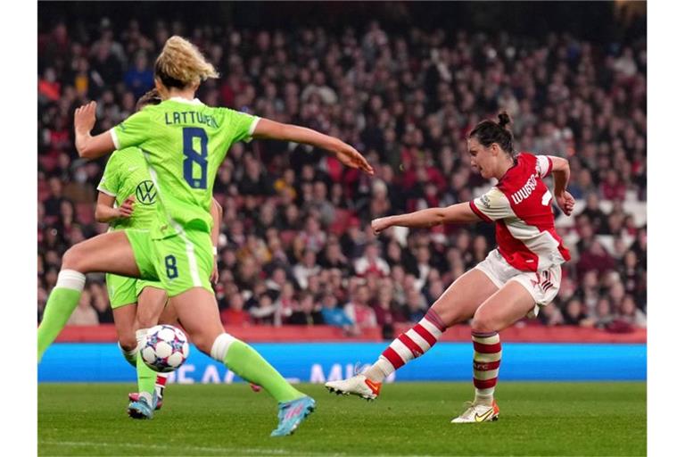 Lotte Wubben-Moy (r) sorgte erste spät für den Arsenal-Ausgleich gegen Wolfsburg. Foto: John Walton/PA Wire/dpa