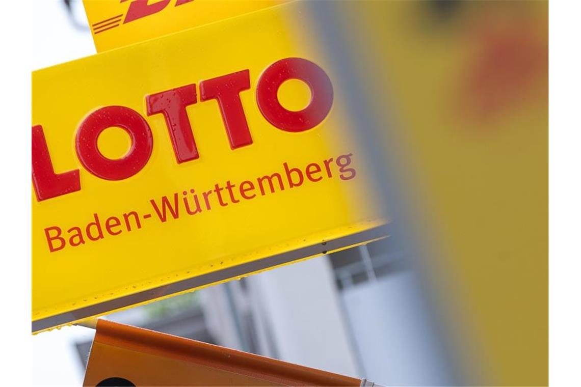 Lottospieler aus dem Südwesten gewinnt 1,9 Millionen Euro „Lotto Baden-Württemberg“ steht auf einem Schild an einer Annahmestelle. Foto: Sebastian Gollnow/dpa/Archiv