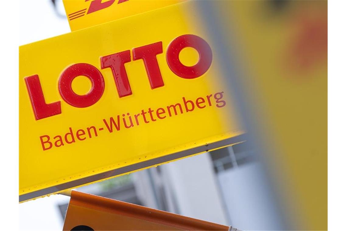 Tipper aus Baden gewinnt fast 1,3 Millionen Euro im Lotto „Lotto Baden-Württemberg“ steht auf einem Schild an einer Annahmestelle. Foto: Sebastian Gollnow/dpa/archiv