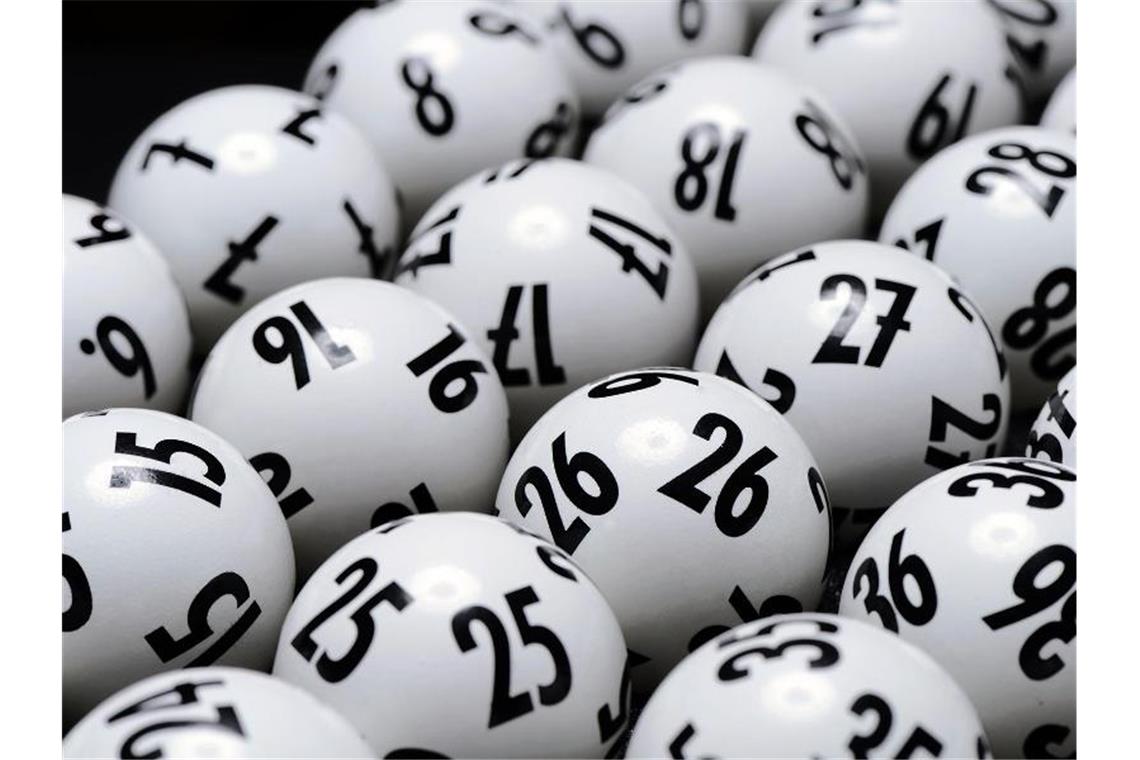 Millionengewinn im Lotto geht nach Reutlingen Lotto-Kugeln liegen bereit. Foto: Lotto Baden-Württemberg/Lotto Baden-Württemberg/obs