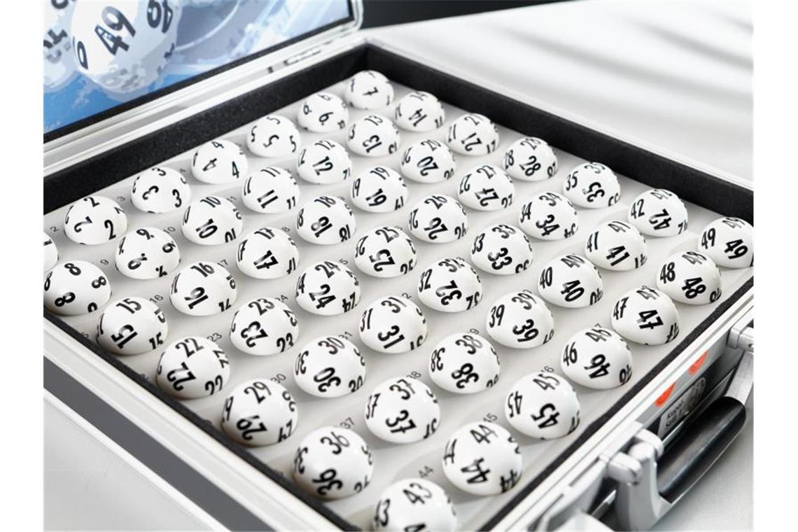 Lotto-Kugeln liegen in einem Koffer. Foto: Claus Morgenstern/Lotto Baden-Württemberg/obs