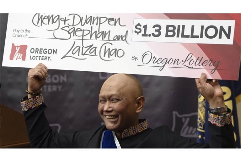 Lottogewinner Cheng Saephan hält  einen mit 1,3 Milliarden Dollar dotierten Scheck in die Höhe.