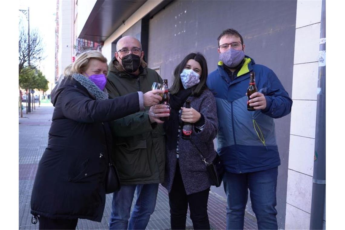 Jesuskind-Lotterie schüttet in Spanien 700 Millionen aus Lottogewinner feiern vor der Verwaltung „Carmen“ in Logroño. Foto: Alberto Ruiz/EUROPA PRESS/dpa