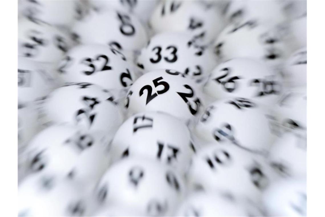 Abschied von der Annahmestelle: Lotto testet Alternativen Lottokugeln. Foto: Arne Dedert/dpa/Archivbild
