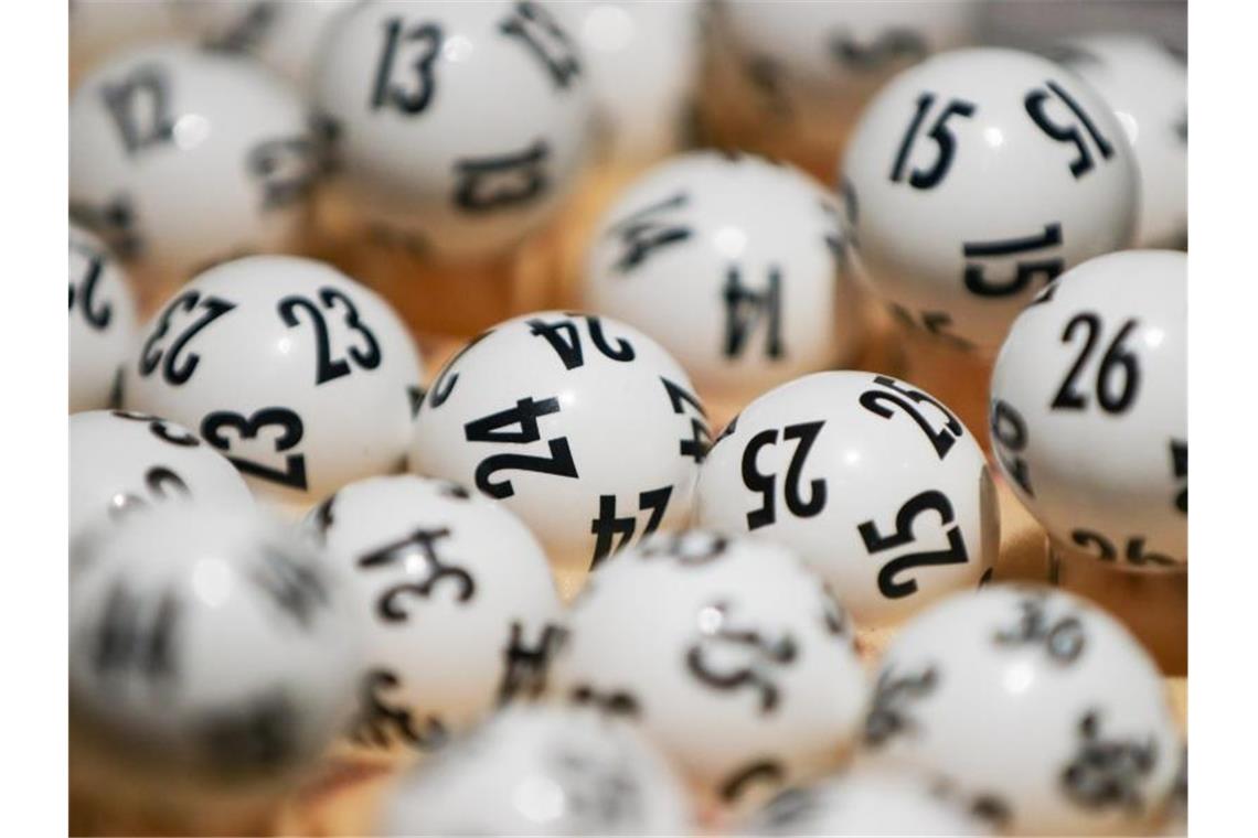 Lottokugeln liegen in einer Losschüssel. Foto: Jan Woitas/zb/dpa