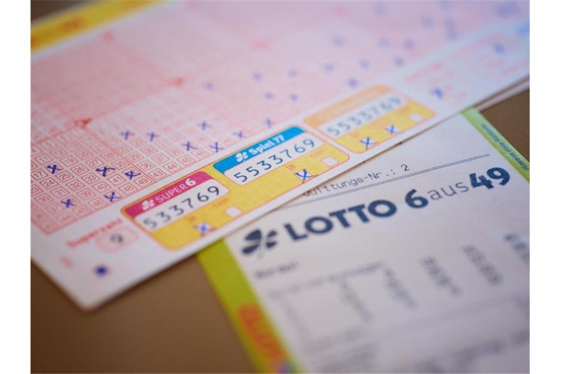 Doppeltes Lotto-Glück: Zwei Millionengewinne in Stuttgart Lottoscheine liegen auf dem Tisch. Foto: Schlag und Roy/WestLotto/obs/Archivbild