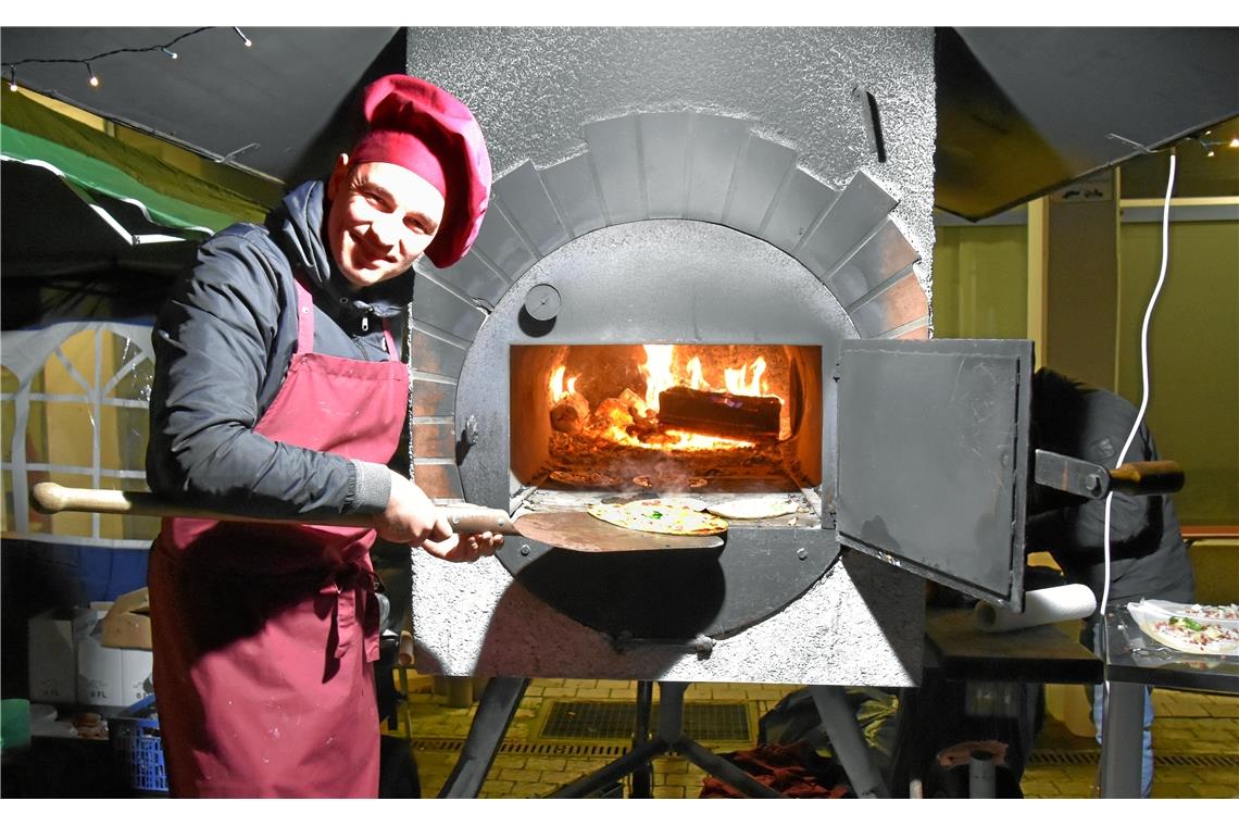 Louis Klöpfer backt Elsässer Flammkuchen bei der Tälesjugend der Neuapostolische...