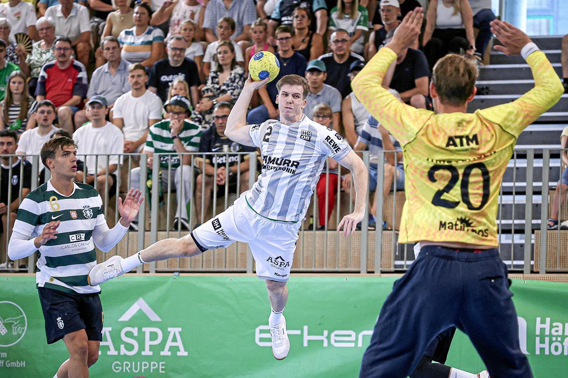 Louis Mönch (beim Wurf) ist im Sommer von Handball Bregenz zum HCOB gewechselt. Foto: Alexander Becher