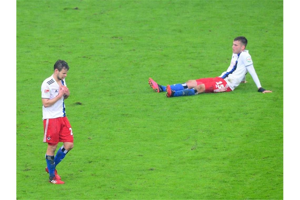 Louis Schaub (l) und Jordan Beyer vom Hamburger SV sind nach der Niederlage konsterniert. Foto: Daniel Bockwoldt/dpa