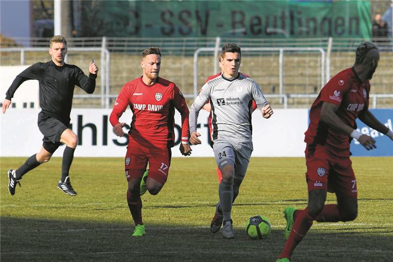 Louis Wiesheu (am Ball) erzielte zwei sehenswerte Treffer für die TSG Backnang. Foto: A. Hornauer