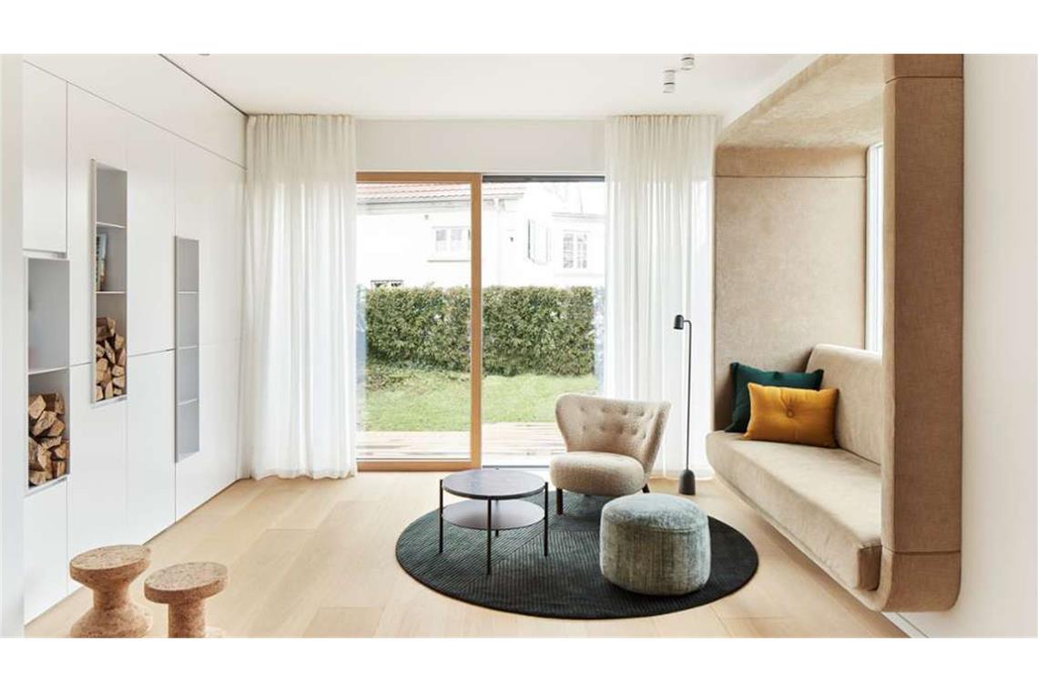 Lounge statt  eines klassischen Wohnzimmers –  umgebaute Villa im Stuttgarter Osten. Technik fürs Heimkino versteckt sich hinter den Einbauten.