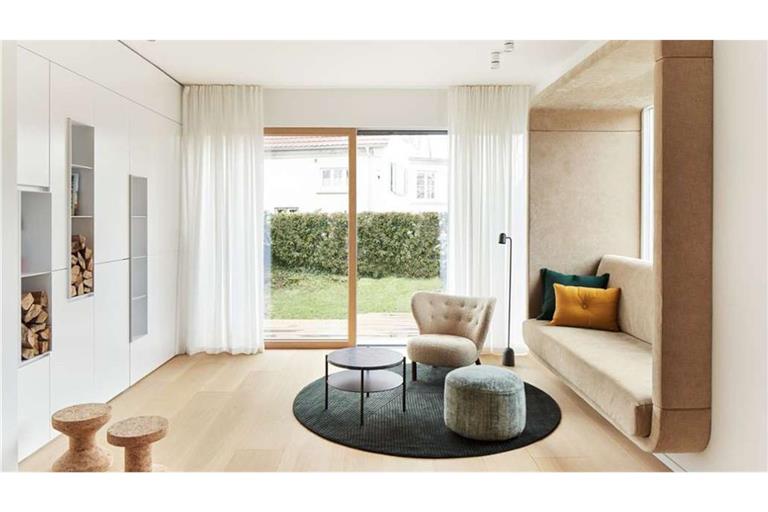 Lounge statt  eines klassischen Wohnzimmers –  umgebaute Villa im Stuttgarter Osten. Technik fürs Heimkino versteckt sich hinter den Einbauten.