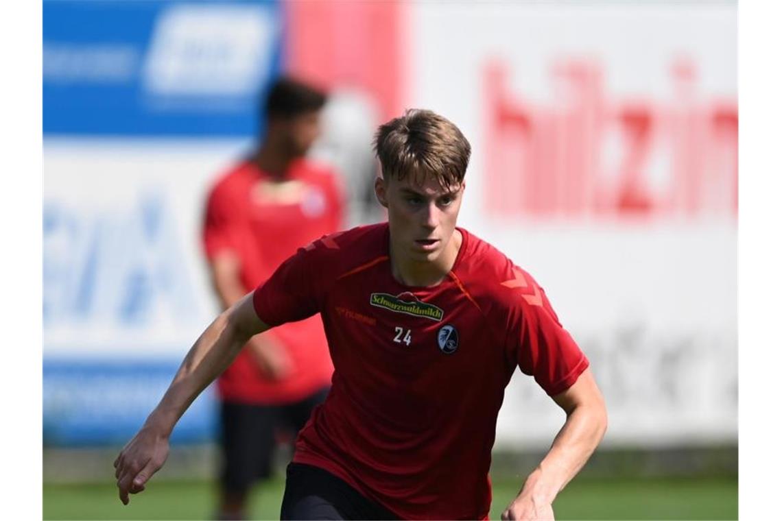 Luca Itter spielt den Ball. Foto: Patrick Seeger/dpa