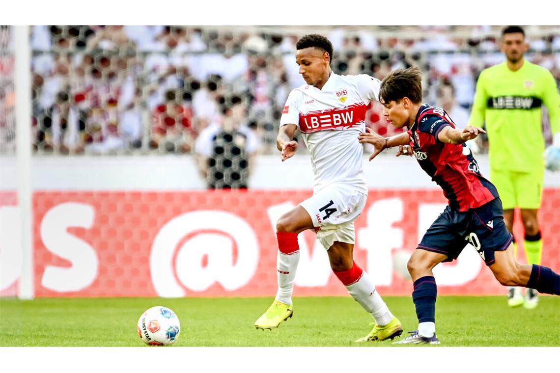 Luca Jaquez (li.) hat sich in der Abwehr des VfB Stuttgart inzwischen festgespielt.