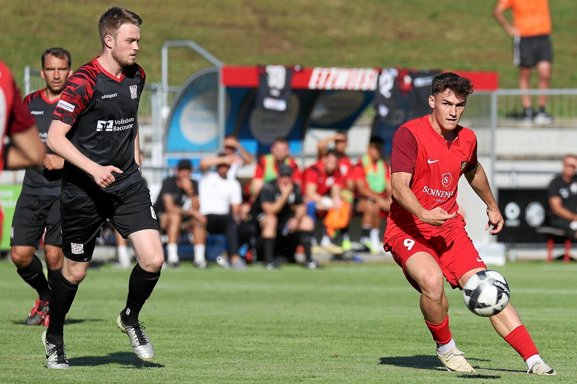 Luca Molinari (am Ball im Testspiel bei der TSG) ist eine von drei punktuellen Verstärkungen der SG Sonnenhof. Foto: Alexander Becher