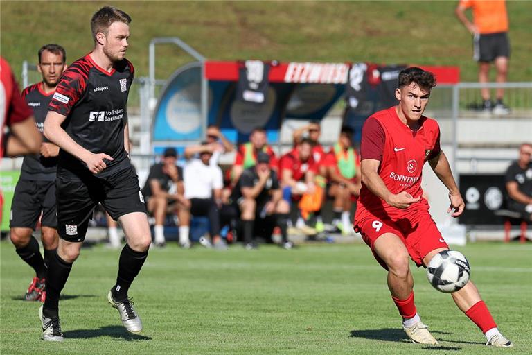 Luca Molinari (am Ball im Testspiel bei der TSG) ist eine von drei punktuellen Verstärkungen der SG Sonnenhof. Foto: Alexander Becher