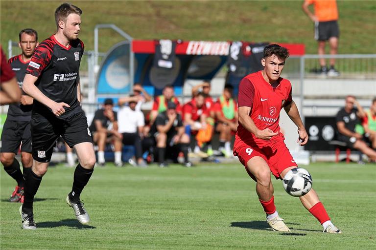 Luca Molinari (am Ball) könnte durch Niklas Mohrs Sperre in die SG-Startelf rücken. Foto: Tobias Sellmaier