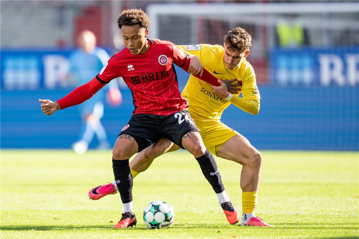 Luca Molinari (rechts) – hier im Zweikampf mit Roberto Massimo – hat das Ehrentor für die SG erzielt. Foto: Philip Ziegler