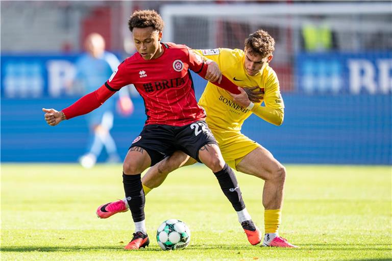 Luca Molinari (rechts) – hier im Zweikampf mit Roberto Massimo – hat das Ehrentor für die SG erzielt. Foto: Philip Ziegler