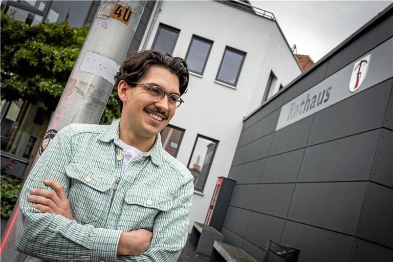 Zwischen Fernweh und Verwurzelung Luca Schneider hat in Tübingen studiert und ist dort als Referendar tätig. Für seine Gemeinderatstätigkeit pendelt er aber regelmäßig in die Heimat nach Allmersbach im Tal. Foto: Alexander Becher