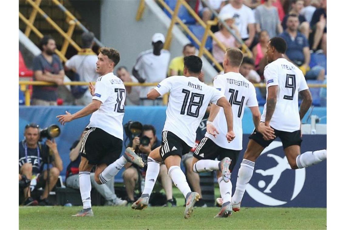 Deutschlands U21-Fußballer im EM-Finale gegen Spanien Luca Waldschmidt (l) jubelt mit seinen Teamkameraden über den Freistoßtreffer. Foto: Cezaro De Luca