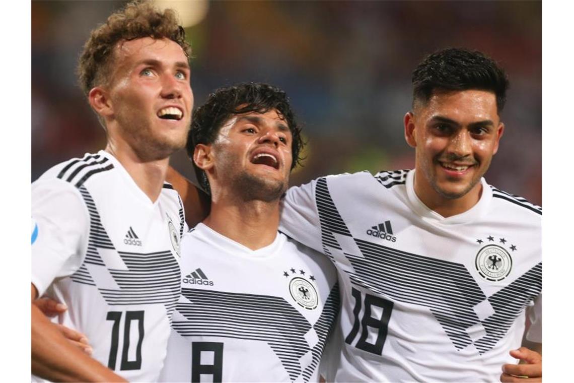 Deutsche U21 mit überragendem Sieg gegen Serbien Luca Waldschmidt (l-r), Torschütze Mahmoud Dahoud, und Nadiem Amiri bejubeln das 4:0. Foto: Cezaro De Luga