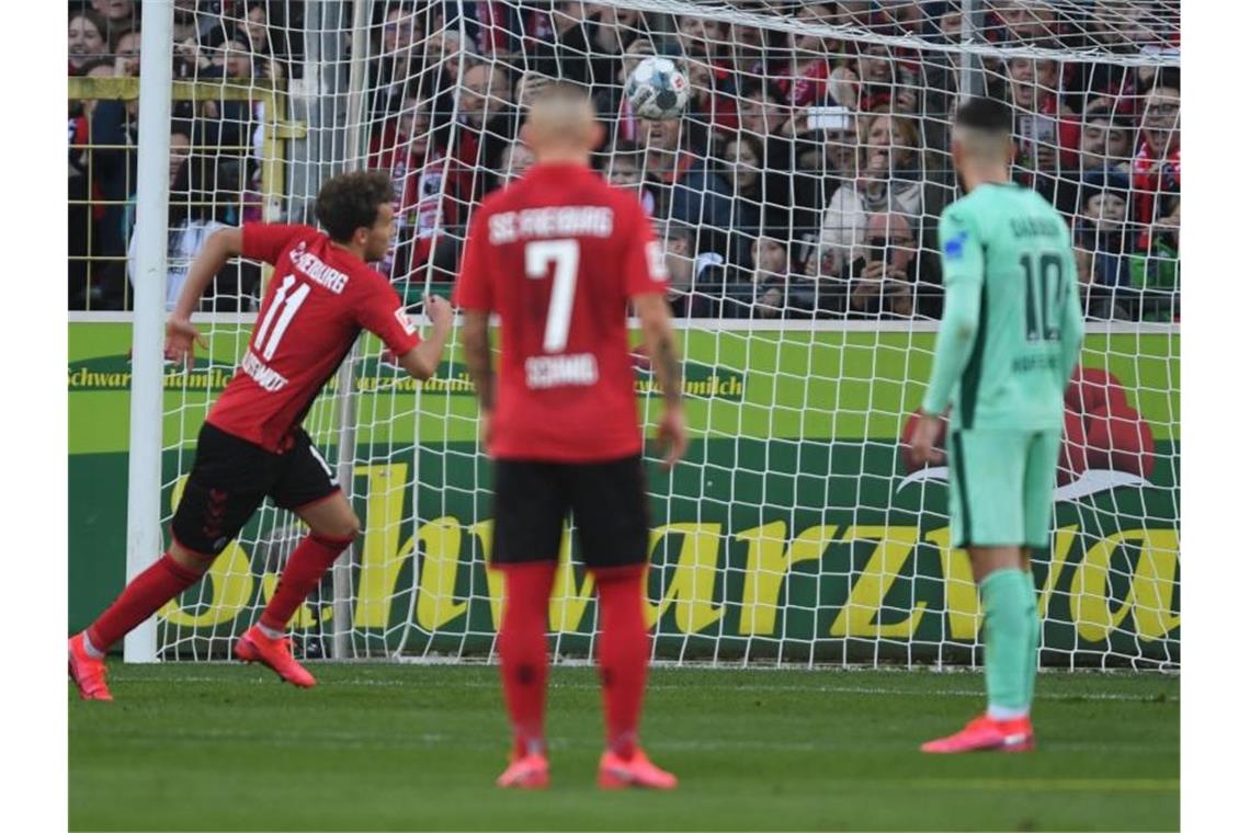 Luca Waldschmidt (l) sorgte durch seinen Treffer für den Freiburger Heimsieg gegen Hoffenheim. Foto: Patrick Seeger/dpa