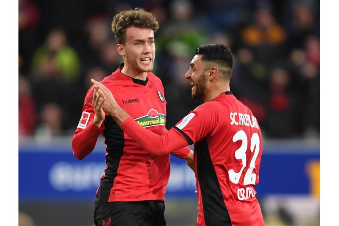 Waldschmidt: Zukunft beim FC Bayern vorstellbar Luca Waldschmidt (l) vom SC Freiburg kann sich vorstellen, in Zukunft für den SC Freiburg zu spielen. Foto: Patrick Seeger/dpa