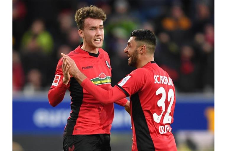 Luca Waldschmidt (l) vom SC Freiburg kann sich vorstellen, in Zukunft für den SC Freiburg zu spielen. Foto: Patrick Seeger/dpa