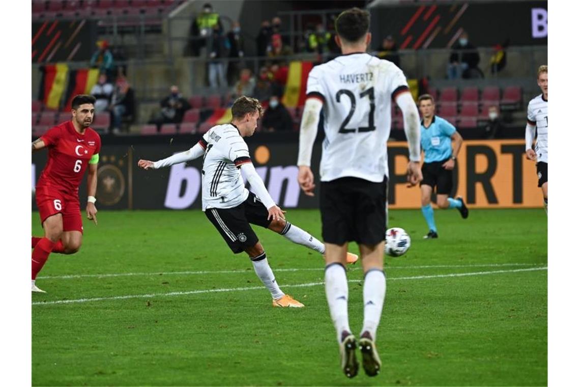 Luca Waldschmidt (M.) traf zum 3:2. Foto: Federico Gambarini/dpa